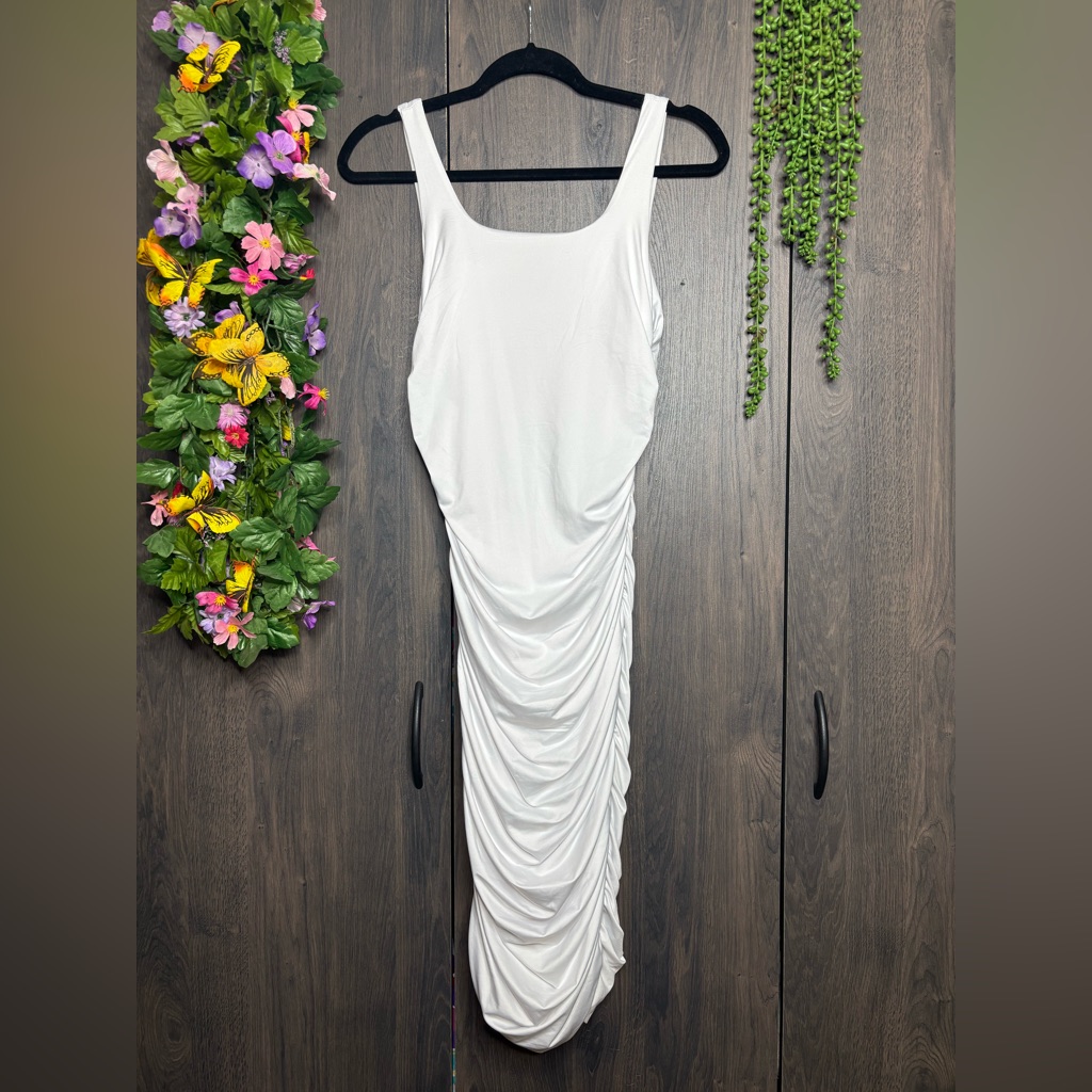 B3/$30nwot Sleeveless Scoop Neck White Runched Scrunch Dress Size Medium